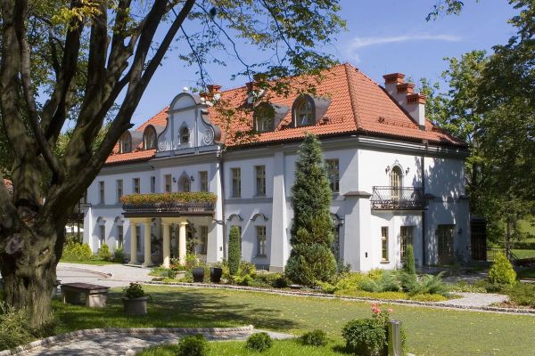 Palac Czarny Las (Woźniki)